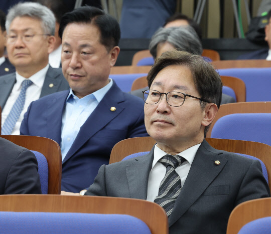 지난 20일 더불어민주당 차기 원내대표 선거 출마를 선언한 박범계 후보(오른쪽)와 김두관 후보(왼쪽). 국회에서 열린 의원총회에서 참석한 모습. 연합뉴스.